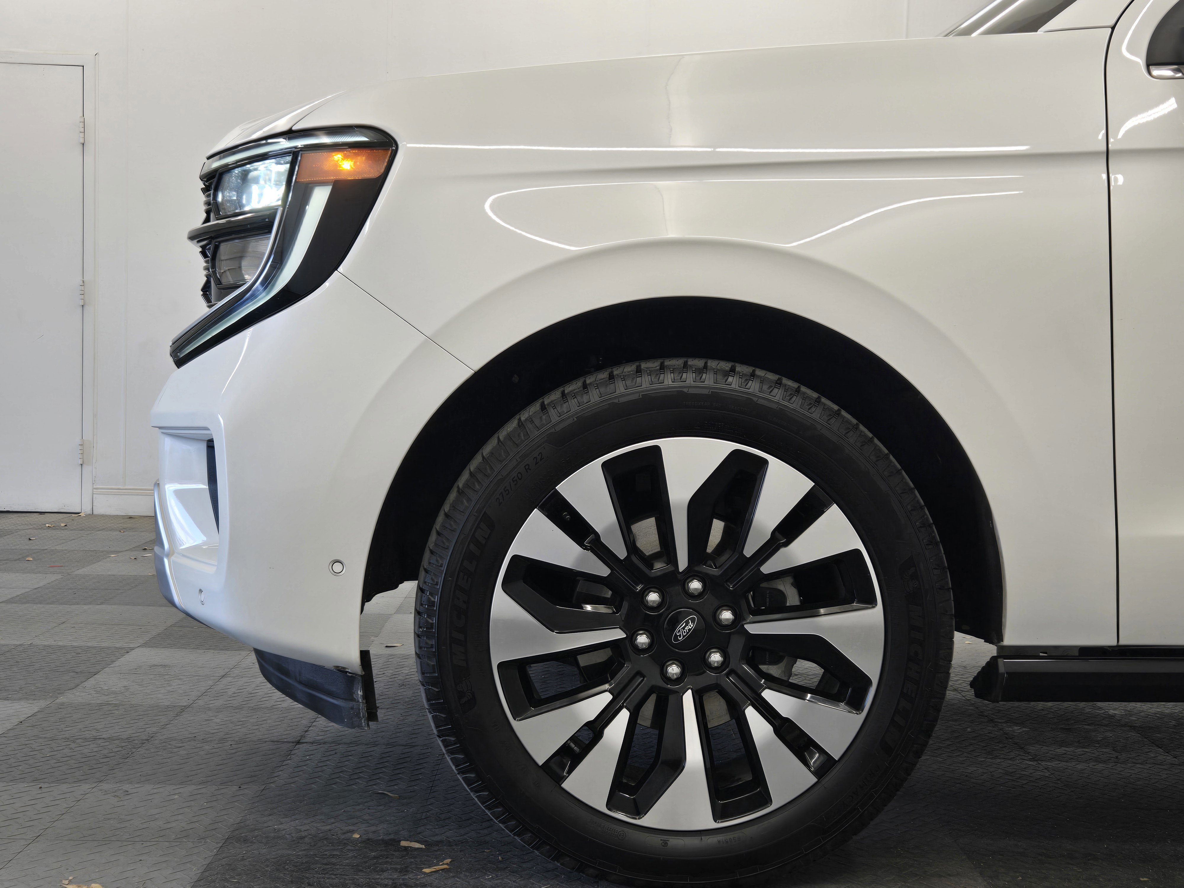 Certified 2025 Ford Expedition Platinum w/ Driver's Package AWD/4WD image 9