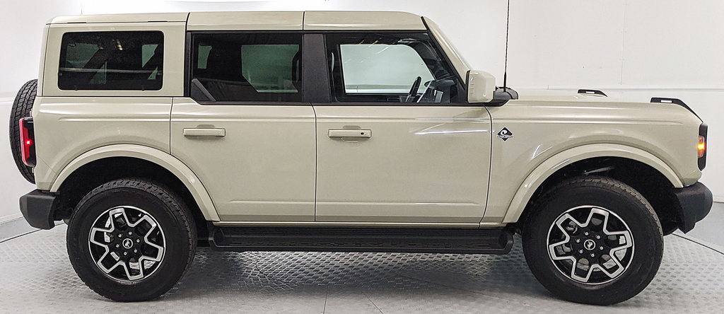 Certified 2025 Ford Bronco Outer Banks AWD/4WD image 2