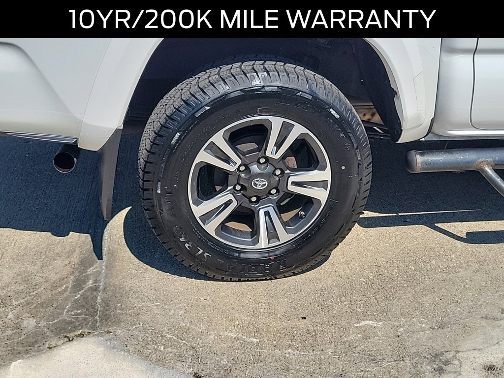 Used 2017 Toyota Tacoma TRD Sport w/ Tow Package (A/T) AWD/4WD image 5