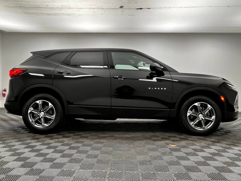 Used 2024 Chevrolet Blazer LT image 2