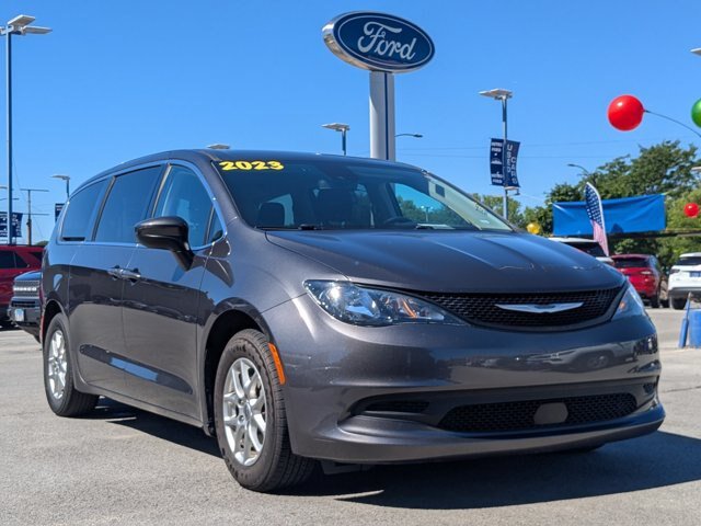 Used 2023 Chrysler Voyager LX FWD image 2