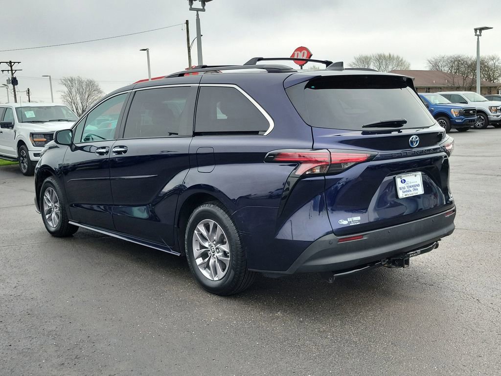 Used 2022 Toyota Sienna XLE image 3