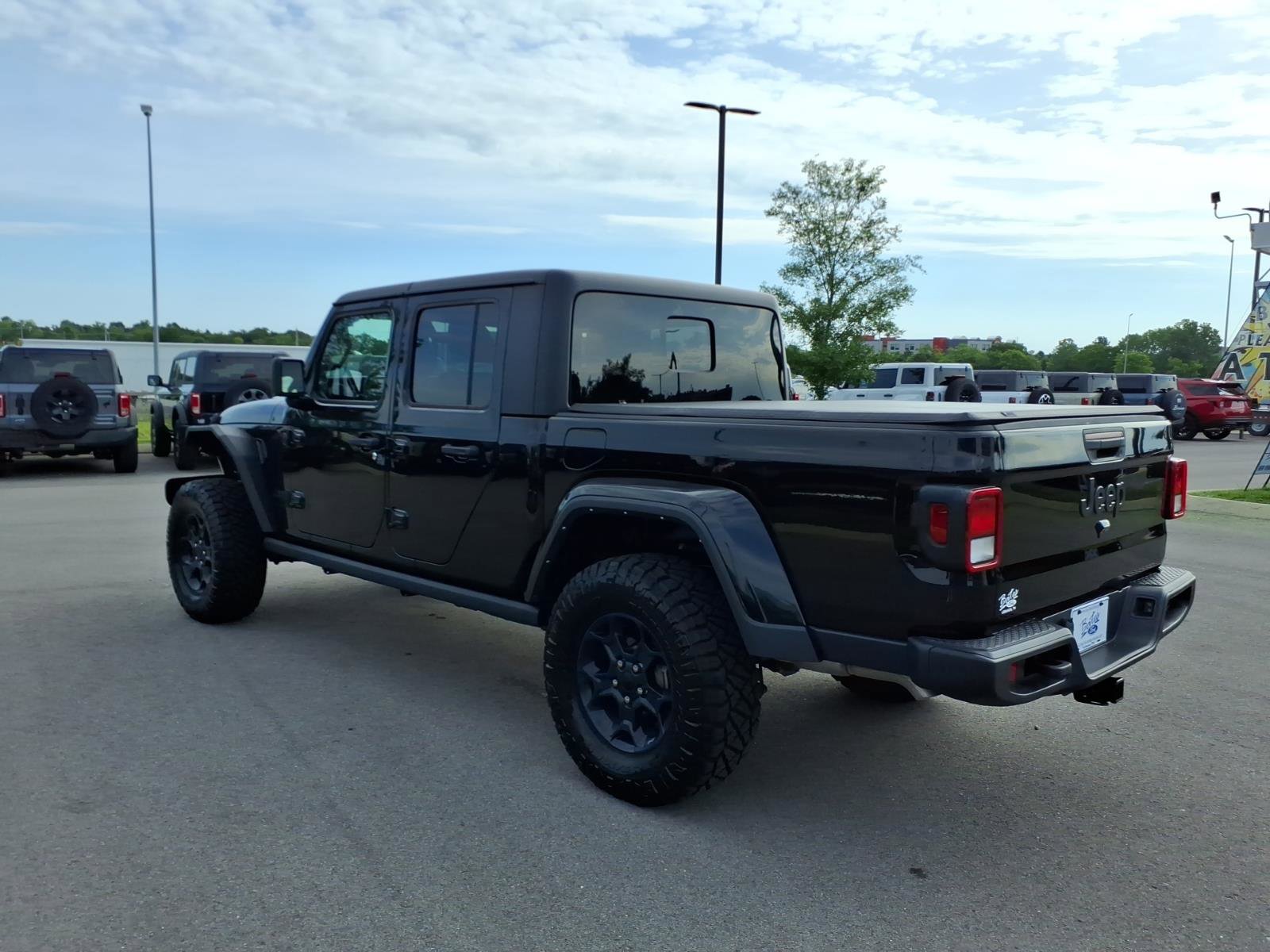 Used 2023 Jeep Gladiator Sport AWD/4WD image 5