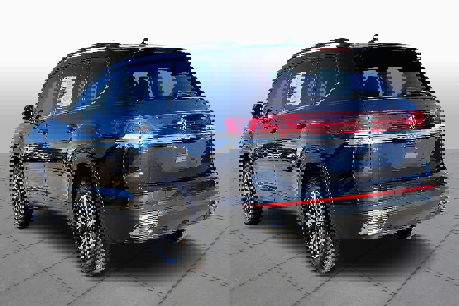 Used 2025 Volkswagen Atlas SE image 2