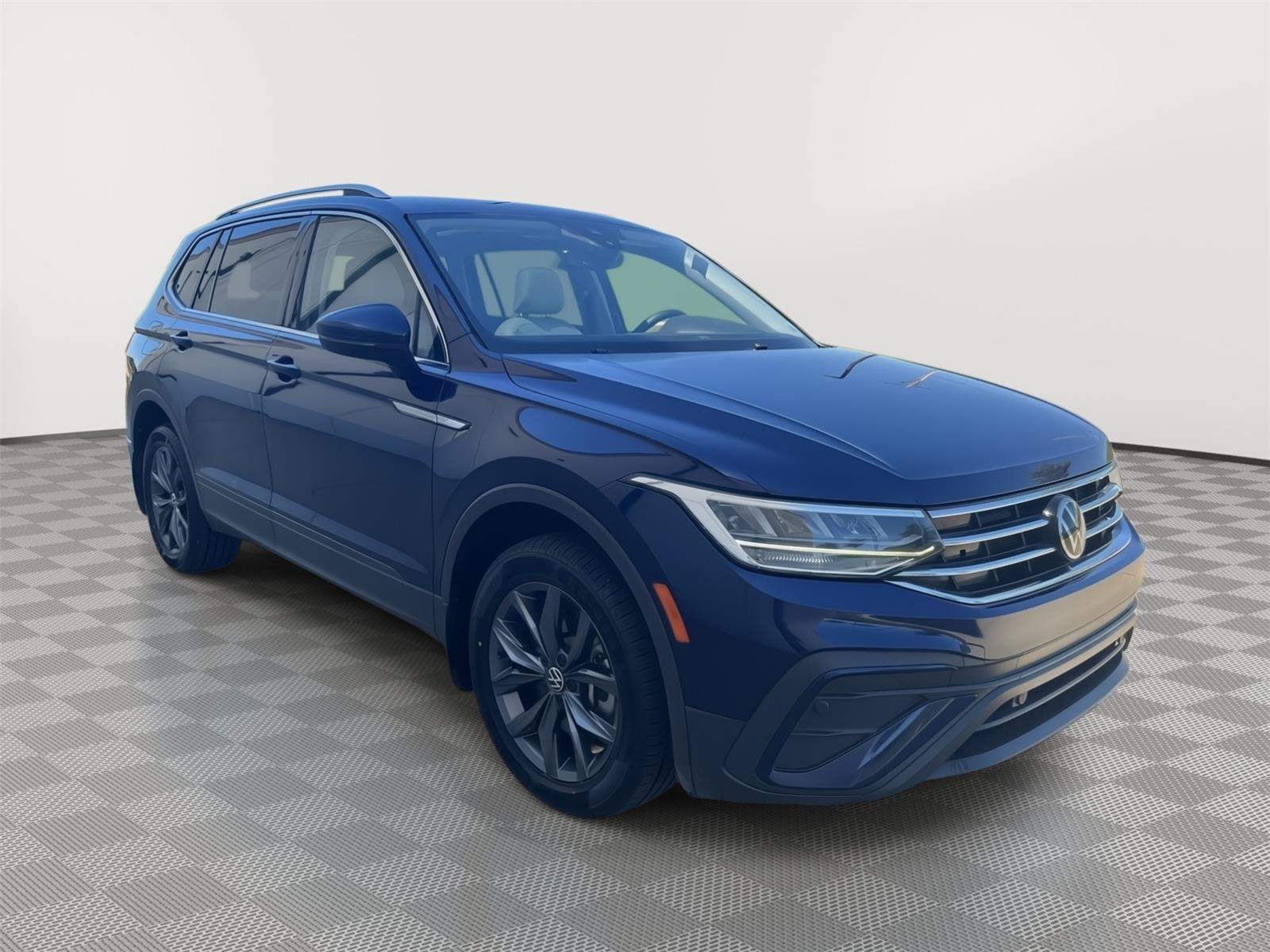 Used 2022 Volkswagen Tiguan SE AWD/4WD image 3