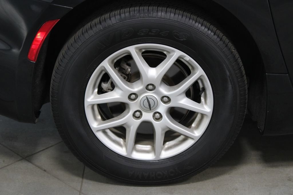 Used 2024 Chrysler Pacifica Touring-L image 15