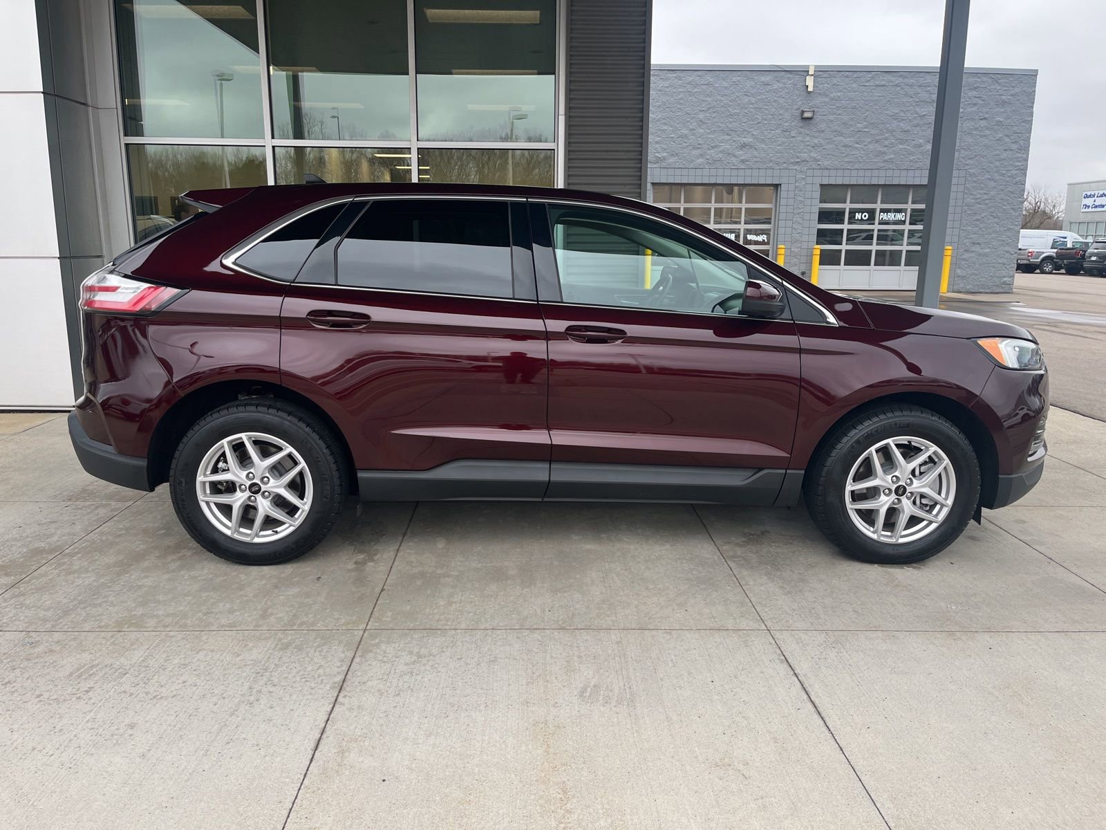 Certified 2024 Ford Edge SEL w/ Convenience Package image 2