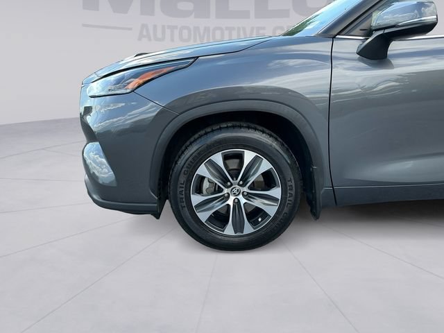 Used 2021 Toyota Highlander XLE AWD/4WD image 9
