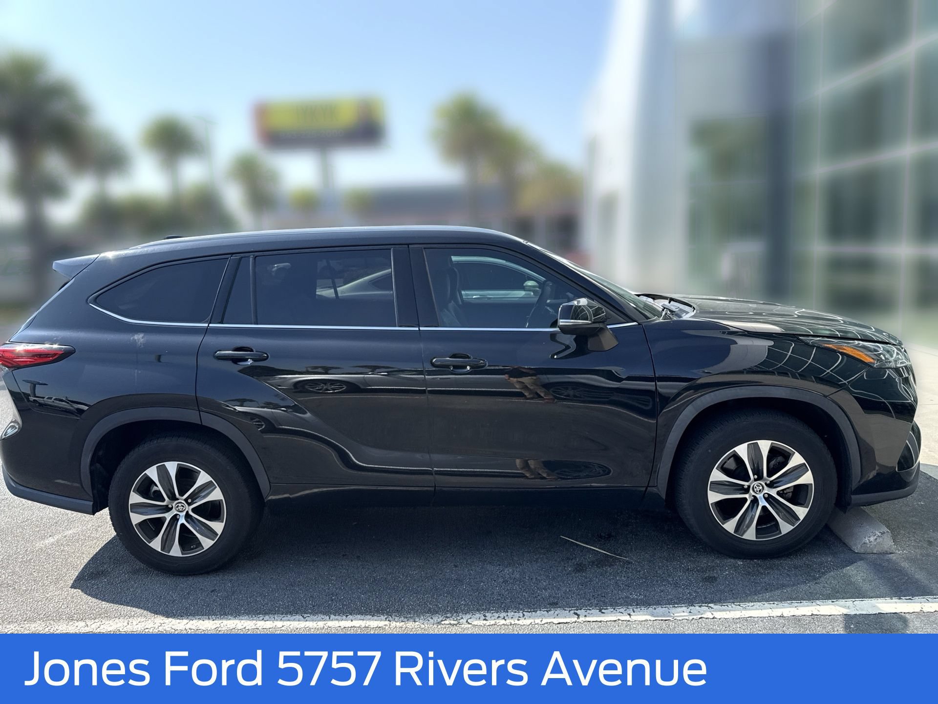 Used 2022 Toyota Highlander XLE FWD image 3
