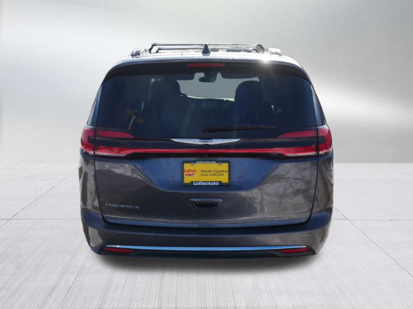 Used 2022 Chrysler Pacifica Touring-L image 4