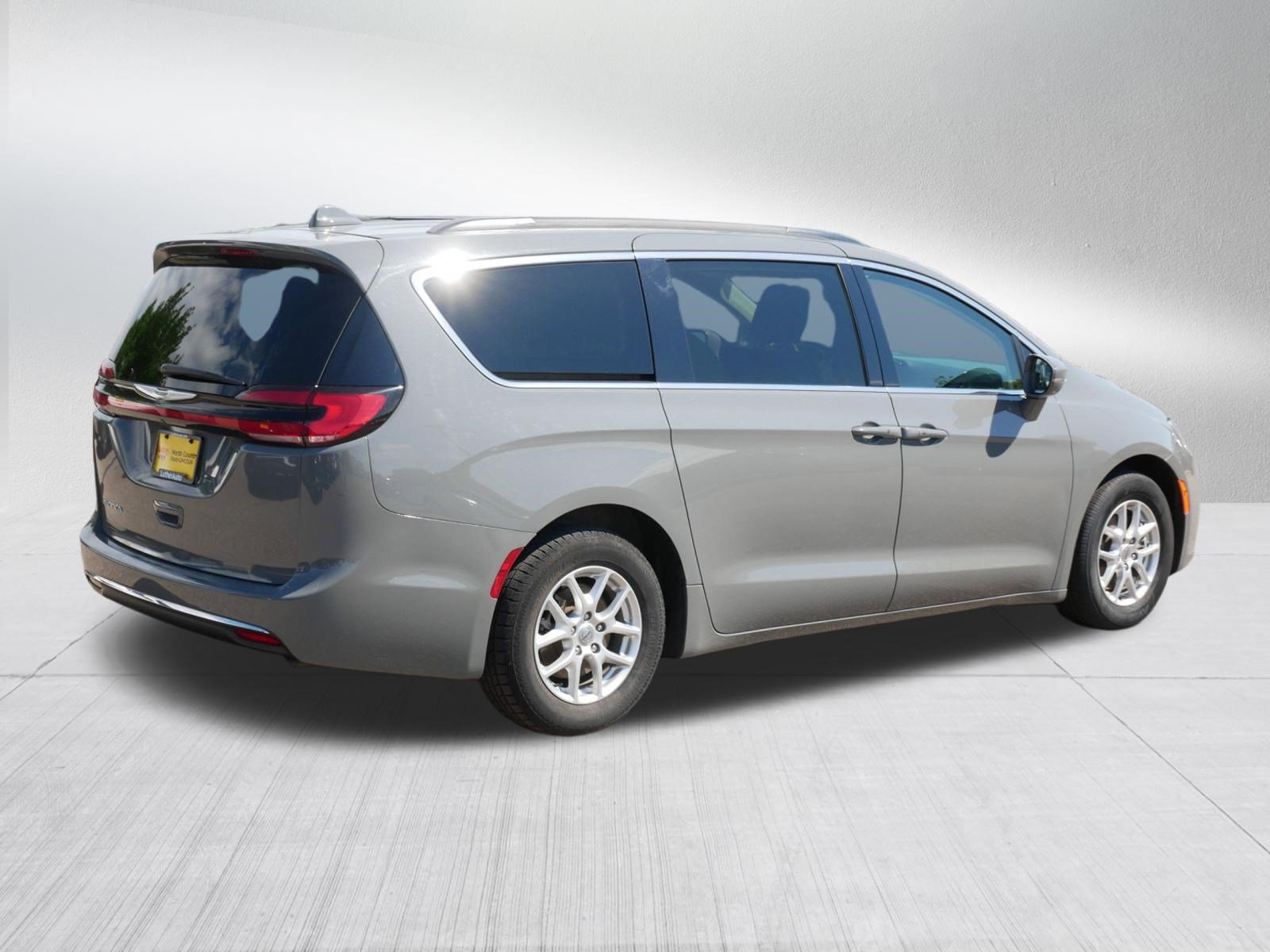 Used 2022 Chrysler Pacifica Touring-L FWD image 7