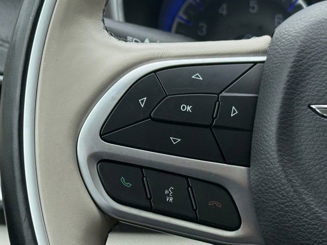 Used 2018 Chrysler Pacifica Limited w/ Tire & Wheel Group FWD image 12