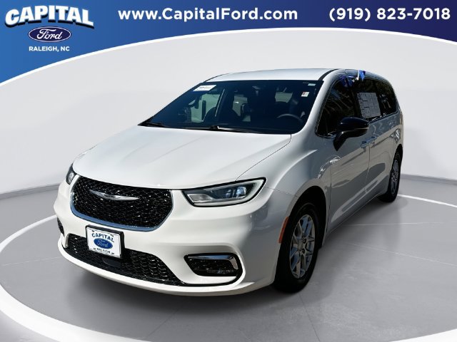 Used 2025 Chrysler Pacifica Select FWD image 1