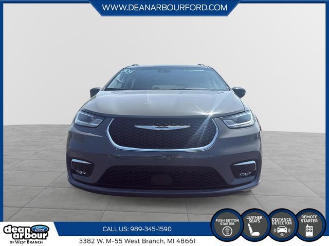 Used 2022 Chrysler Pacifica Touring-L FWD image 2