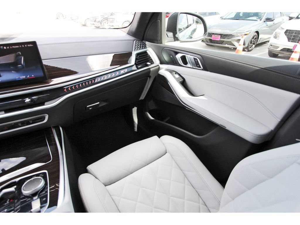 Used 2024 BMW X7 xDrive40i w/ Climate Comfort Package AWD/4WD image 14