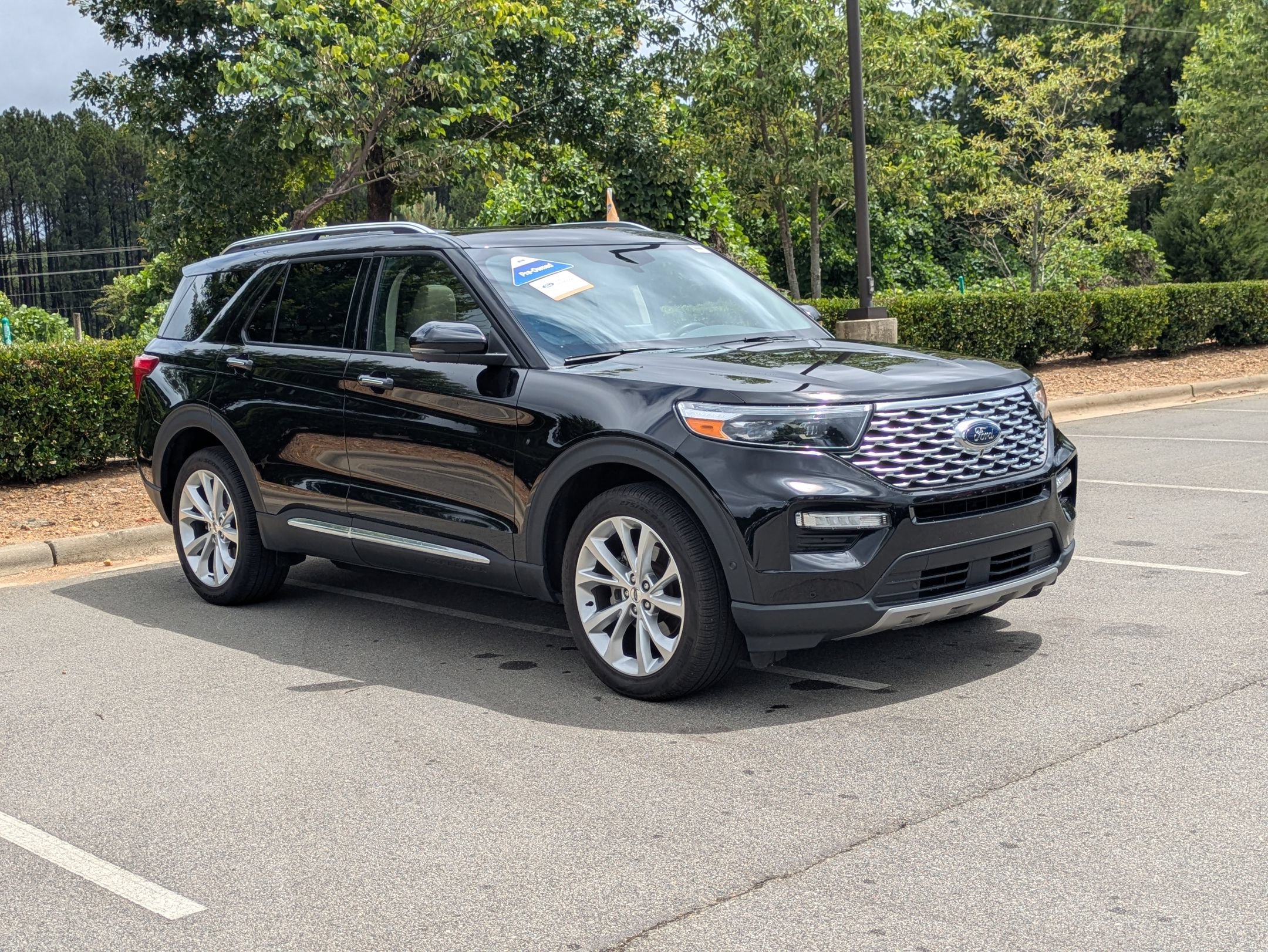 Certified 2022 Ford Explorer Platinum w/ Equipment Group 601A AWD/4WD image 2