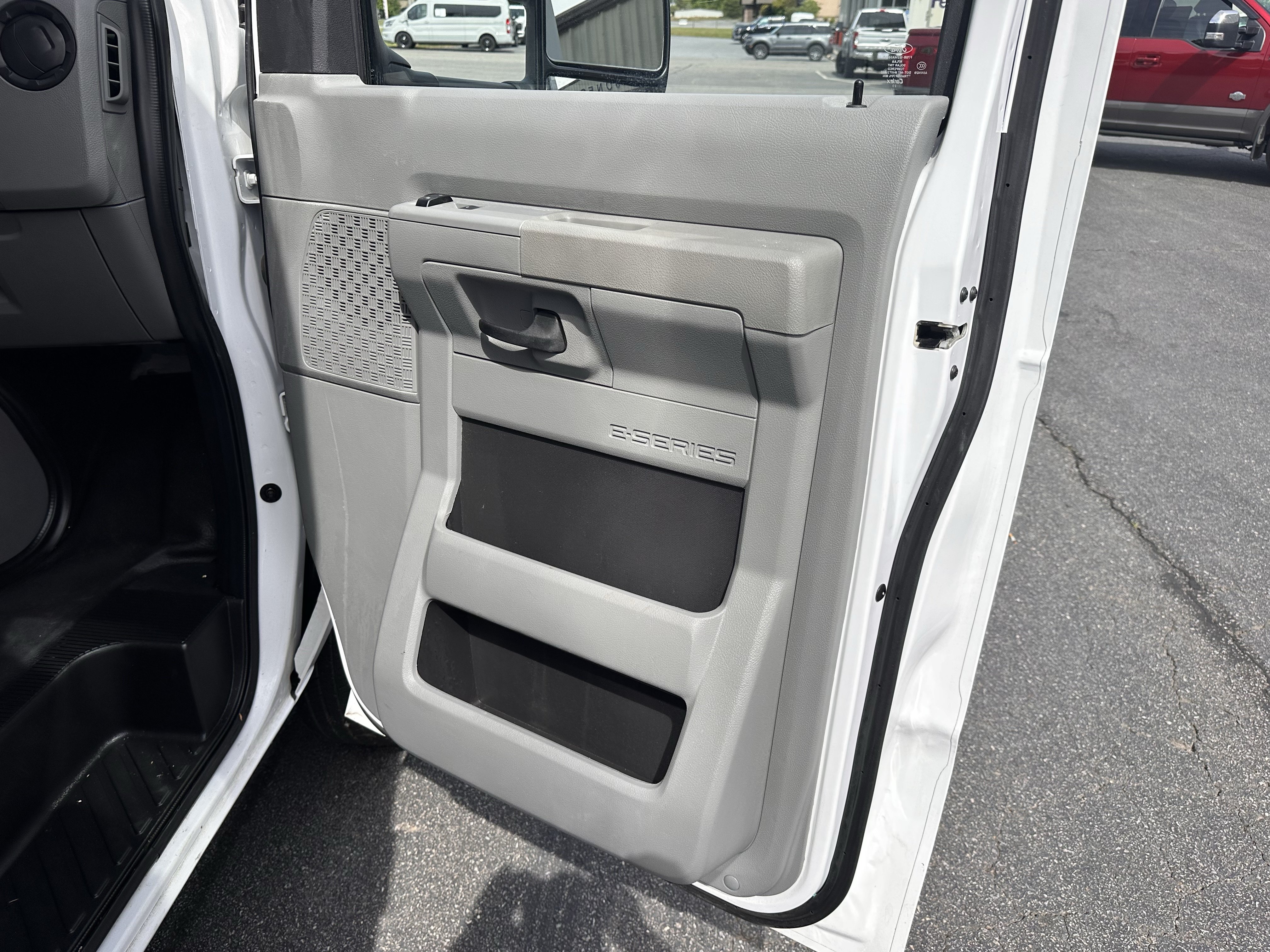 Certified 2024 Ford E-450 and Econoline 450 Super Duty w/ Power Windows & Locks Group RWD image 9