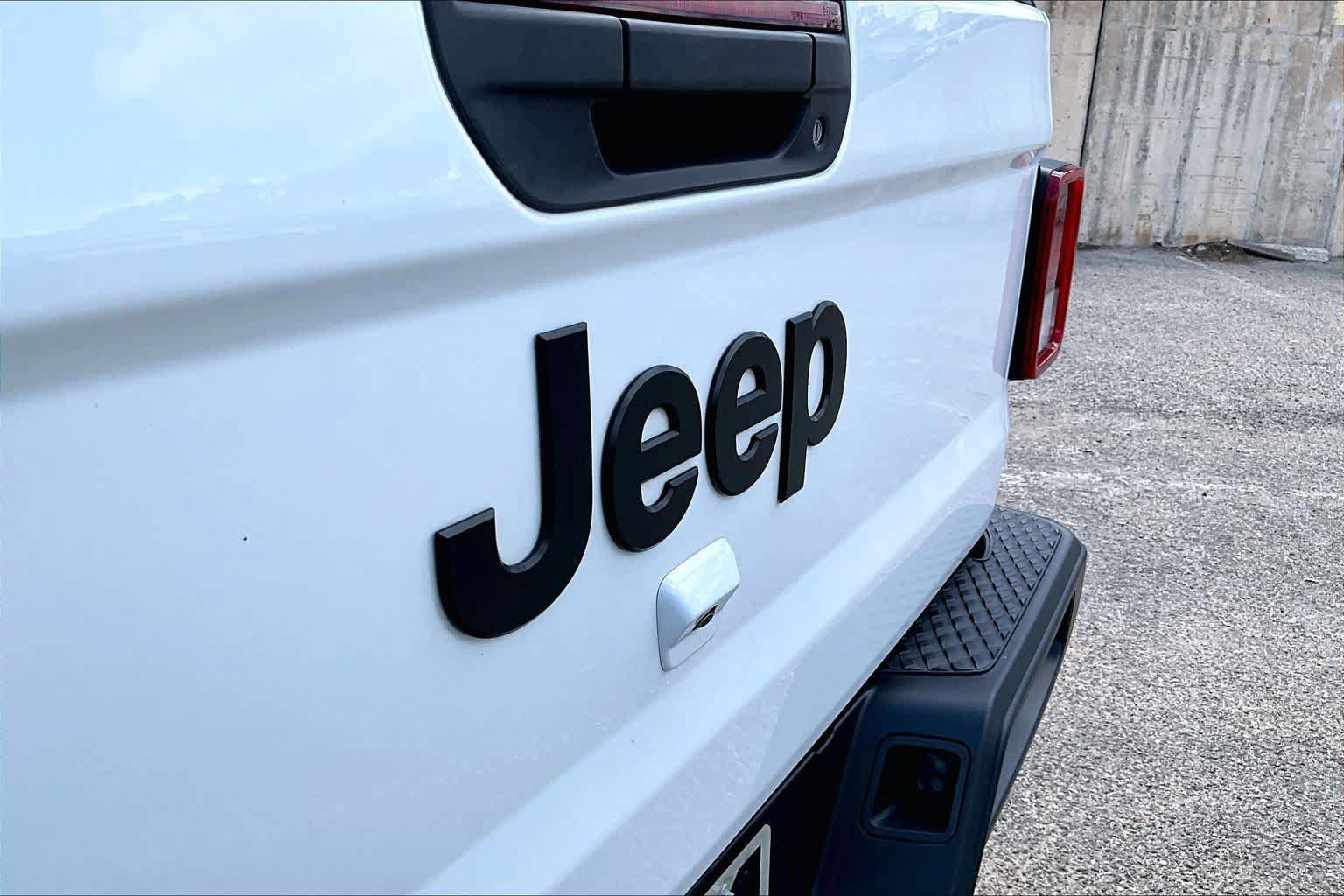 Used 2023 Jeep Gladiator Sport AWD/4WD image 31