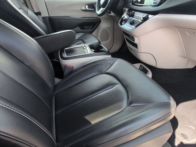Used 2023 Chrysler Pacifica Touring-L FWD image 18