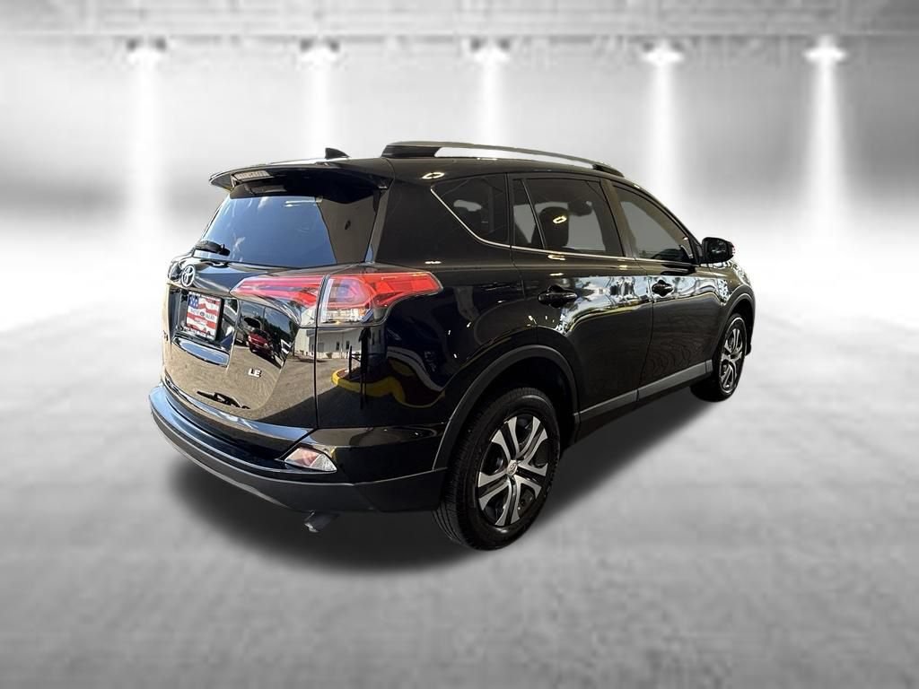 Used 2018 Toyota RAV4 LE FWD image 4