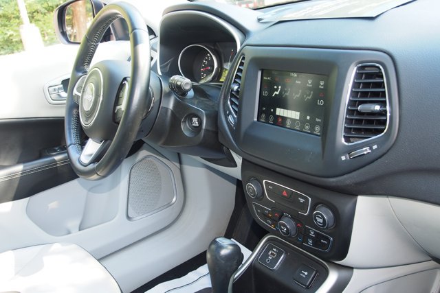 Used 2020 Jeep Compass Latitude FWD image 10