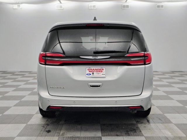 Used 2024 Chrysler Pacifica Touring-L FWD image 8
