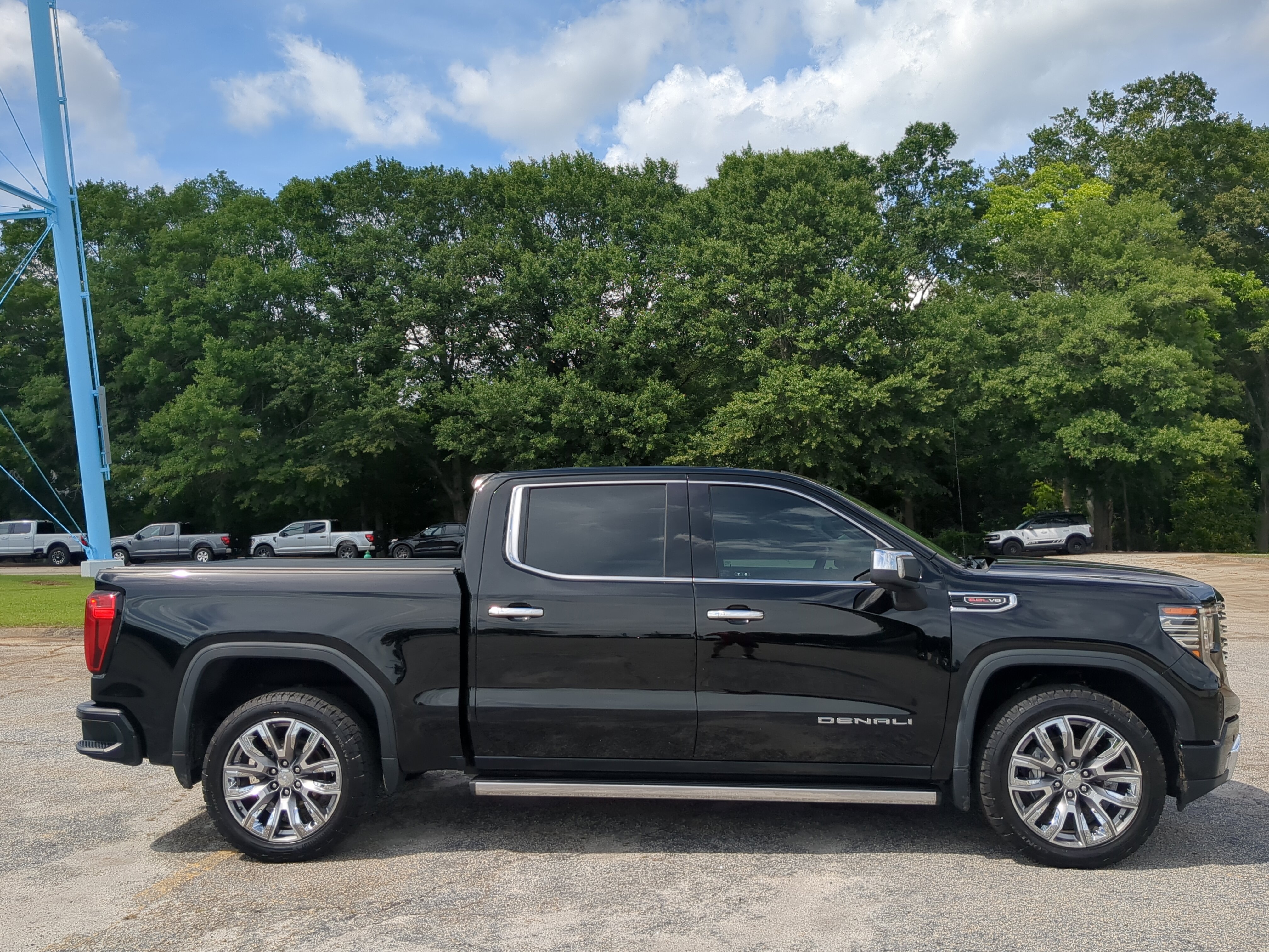Used 2022 GMC Sierra 1500 Denali w/ Denali Reserve Package AWD/4WD image 2