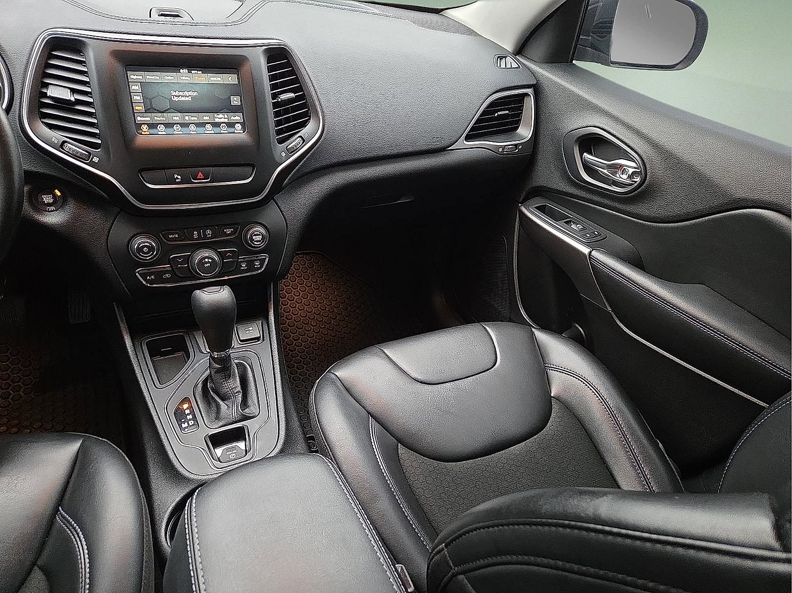 Used 2020 Jeep Cherokee Latitude Plus w/ Cold Weather Group image 12