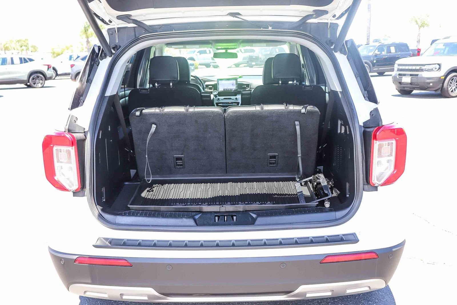 Certified 2022 Ford Explorer XLT w/ Equipment Group 202A RWD image 27