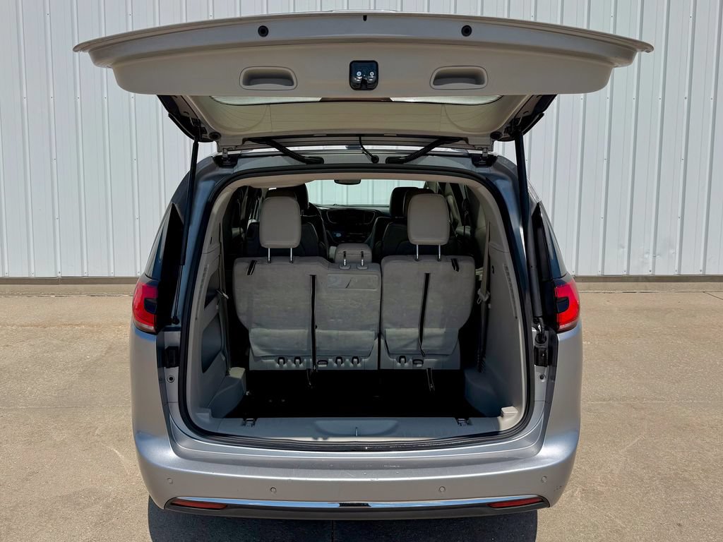 Used 2021 Chrysler Pacifica Touring-L FWD image 16