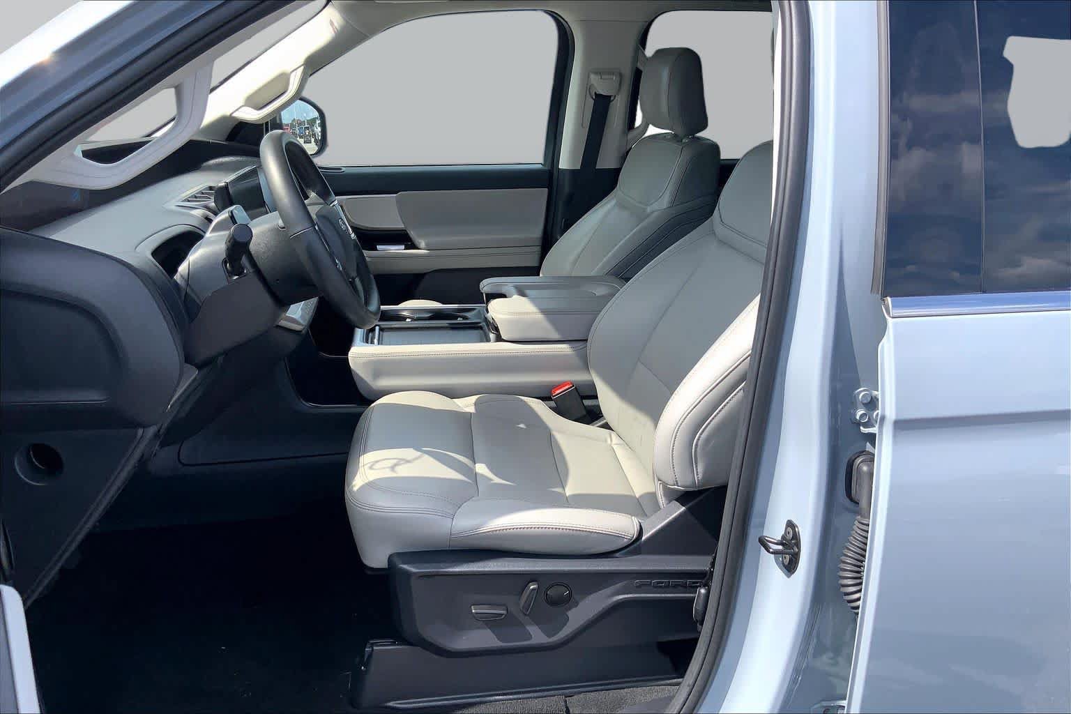 Certified 2025 Ford Expedition Active AWD/4WD image 8