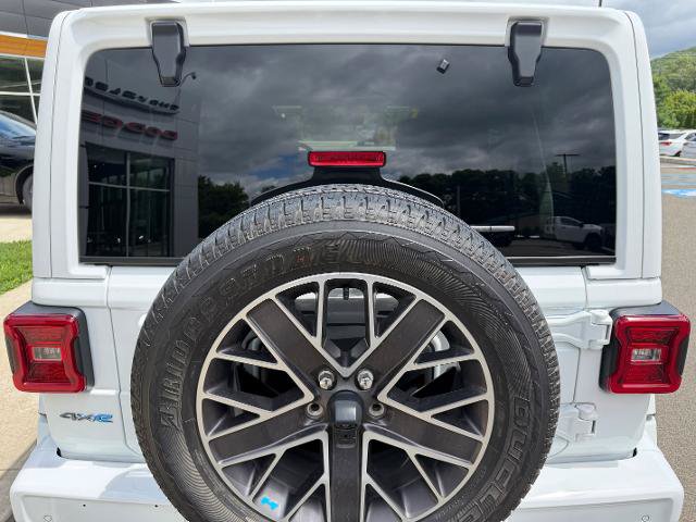 Used 2023 Jeep Wrangler Unlimited Sahara AWD/4WD image 6