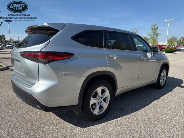Used 2023 Toyota Highlander LE FWD image 7