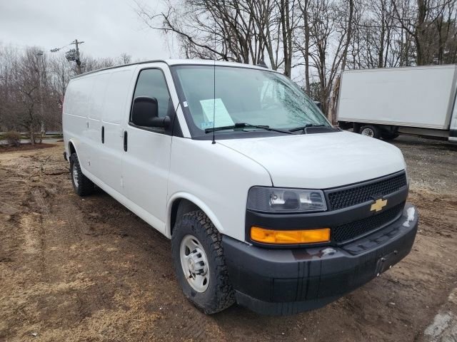 Used 2022 Chevrolet Express 3500 Extended w/ Driver Convenience Package image 4