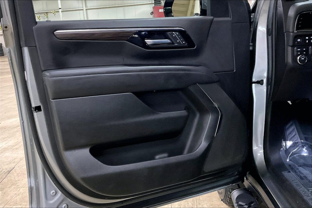 Used 2025 Chevrolet Suburban Z71 AWD/4WD image 21