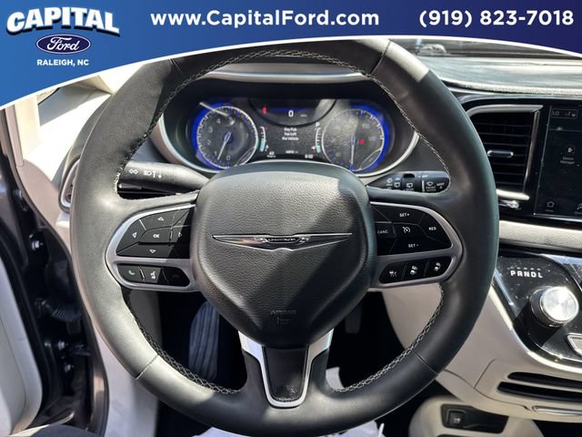 Used 2023 Chrysler Pacifica Touring-L FWD image 23