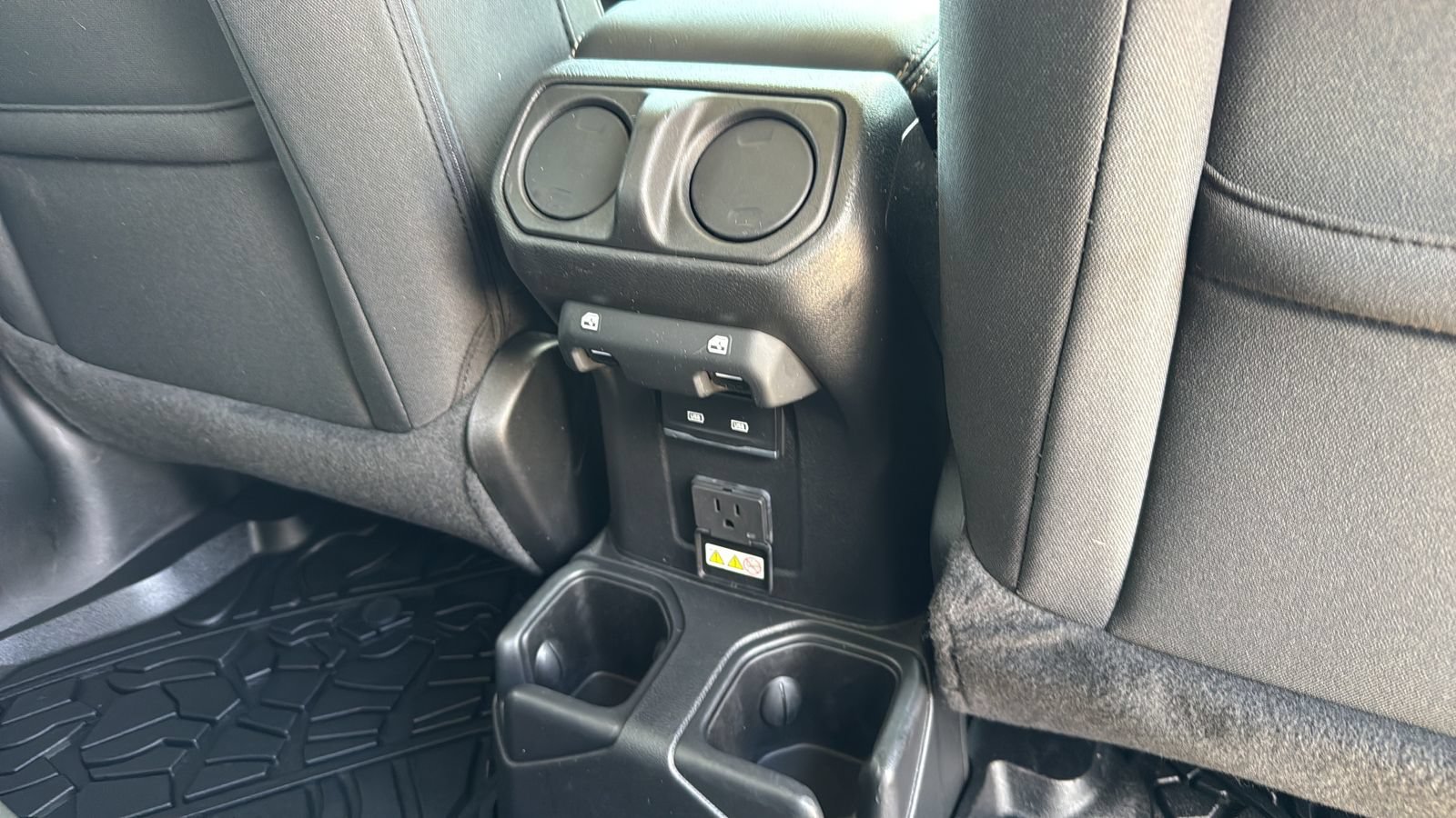 Used 2023 Jeep Wrangler Unlimited Sahara AWD/4WD image 27