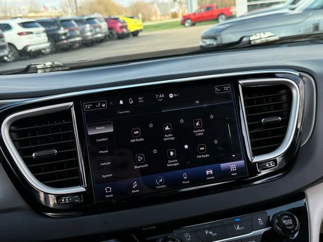 Used 2023 Chrysler Pacifica Touring-L image 36