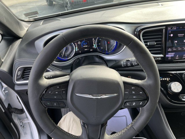 Used 2025 Chrysler Pacifica Limited FWD image 17