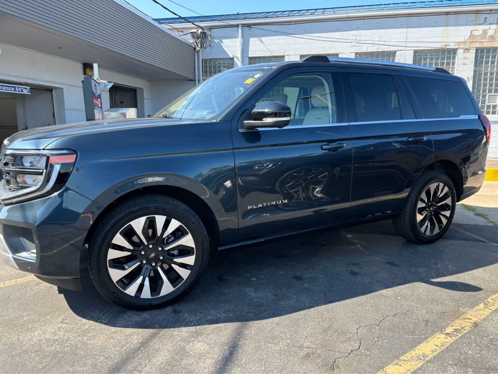 Certified 2025 Ford Expedition Platinum w/ Driver's Package AWD/4WD image 4