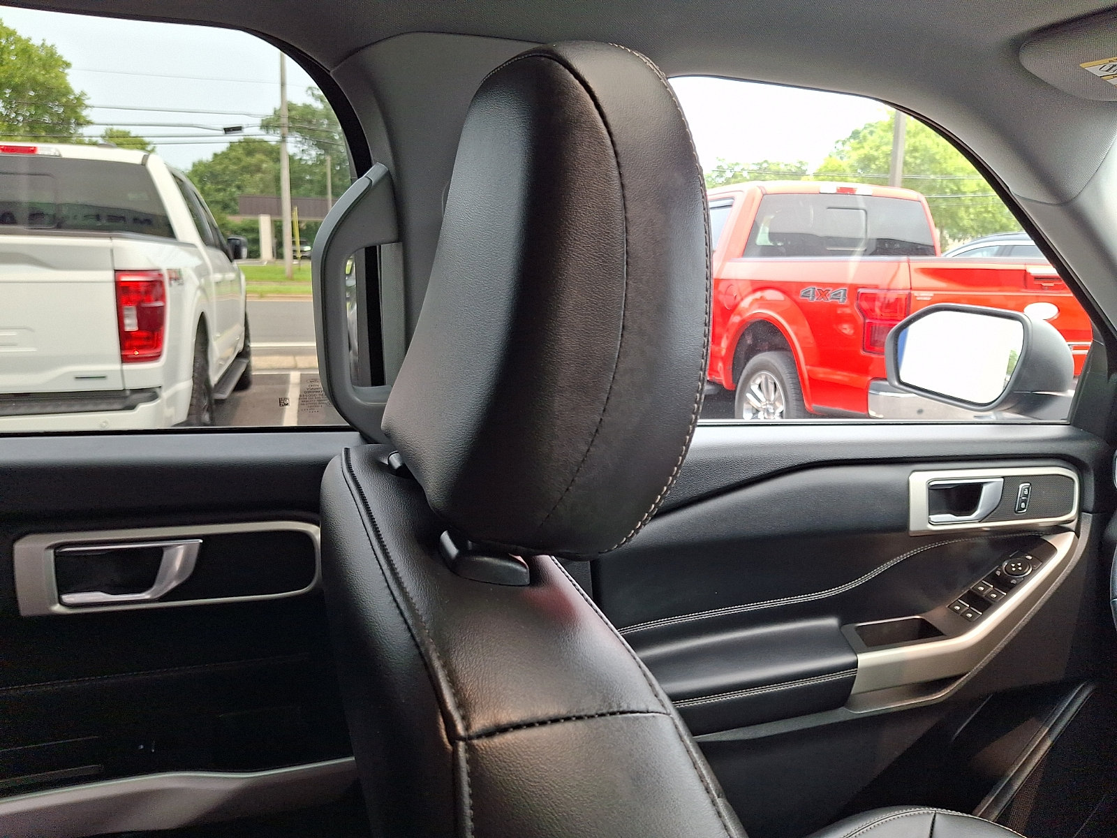 Certified 2022 Ford Explorer XLT w/ Equipment Group 202A AWD/4WD image 13
