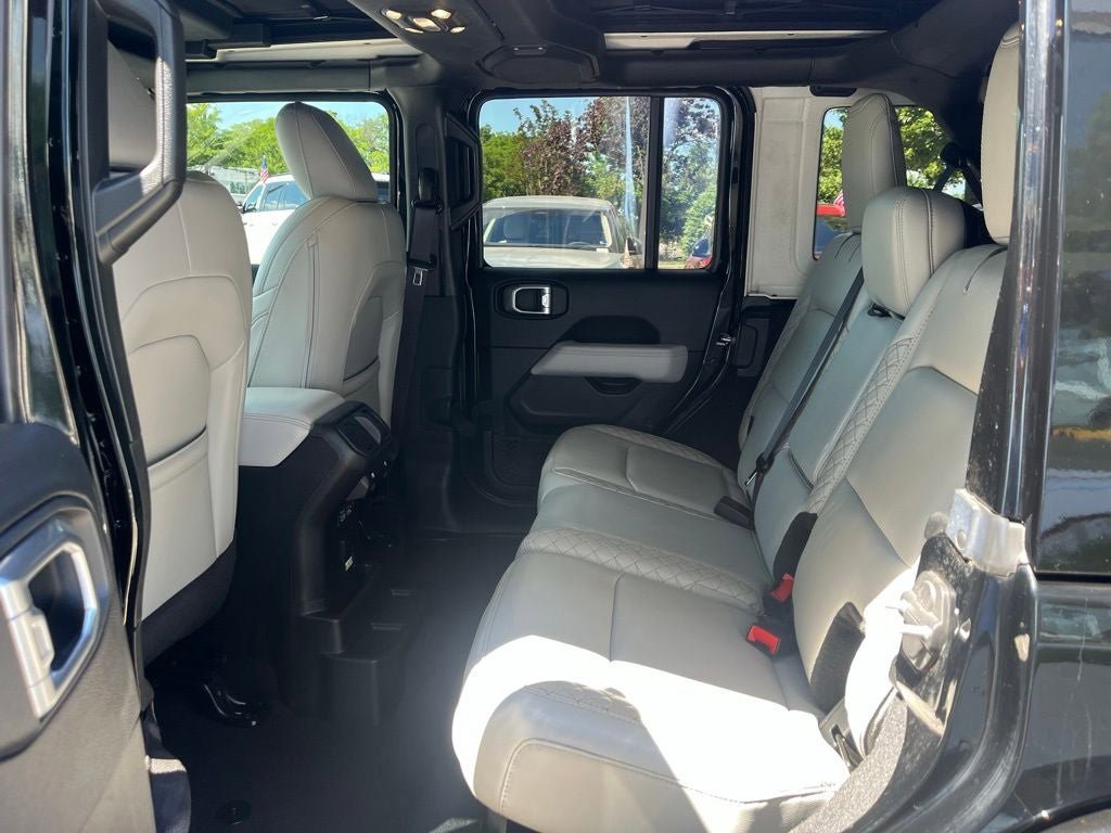 Used 2023 Jeep Wrangler Unlimited Sahara AWD/4WD image 13