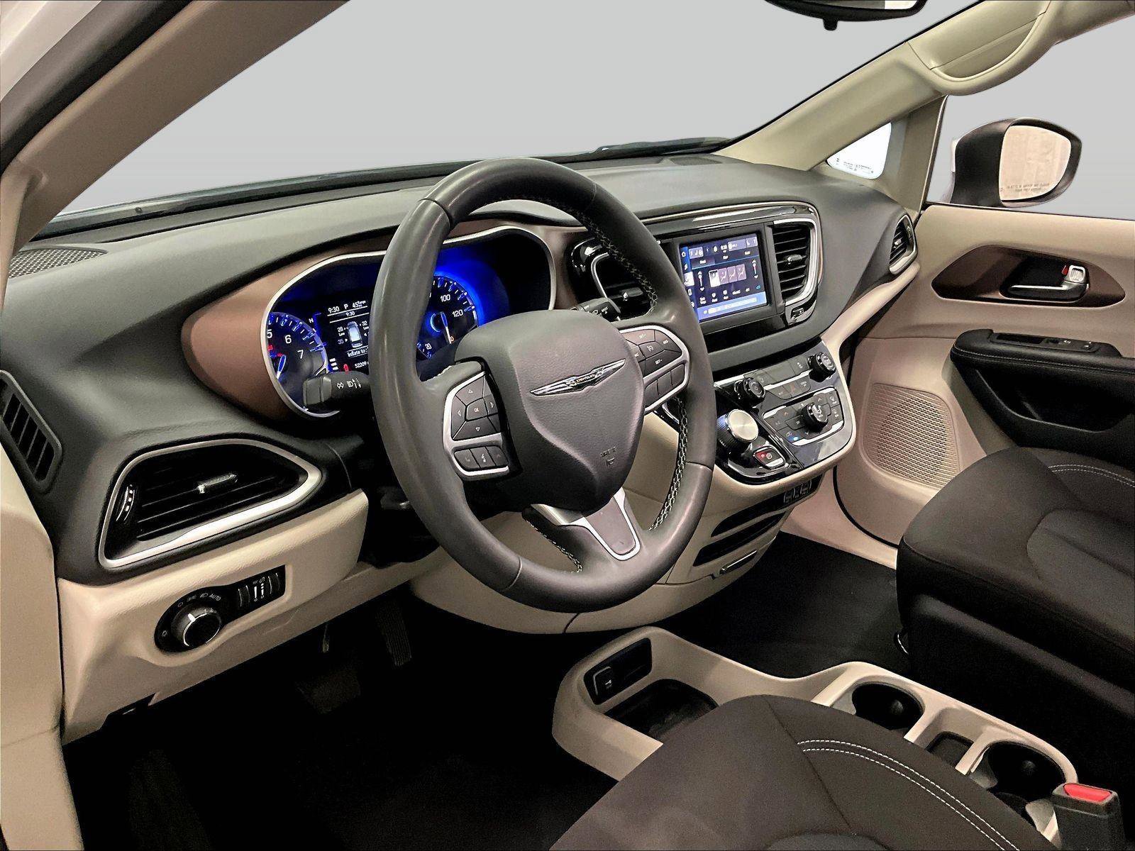 Used 2023 Chrysler Voyager LX image 12