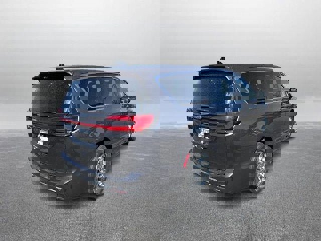 Used 2023 Chrysler Pacifica Touring-L image 3