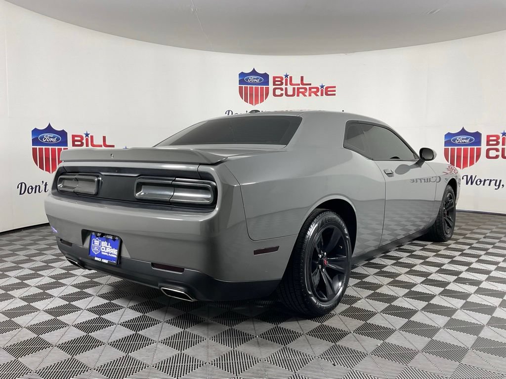 Used 2019 Dodge Challenger SXT RWD image 3