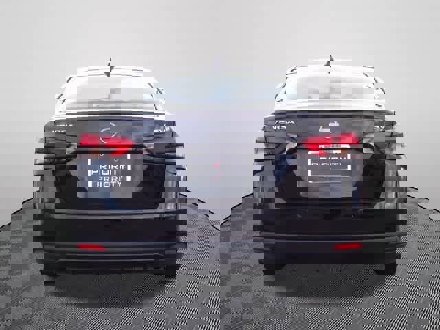 Used 2023 Nissan Versa SV image 3