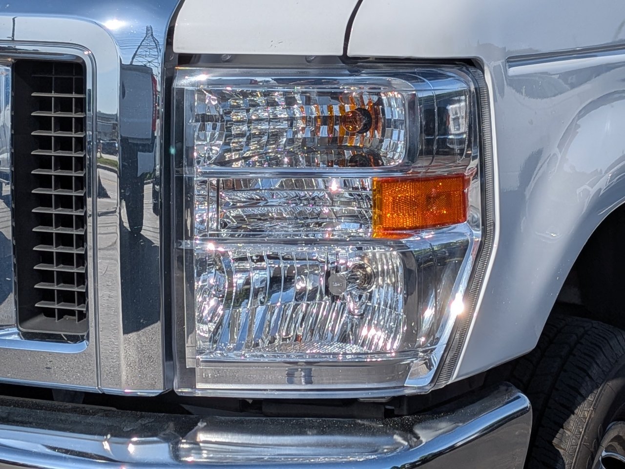 Certified 2022 Ford E-450 and Econoline 450 Super Duty w/ Power Windows & Locks Group RWD image 11