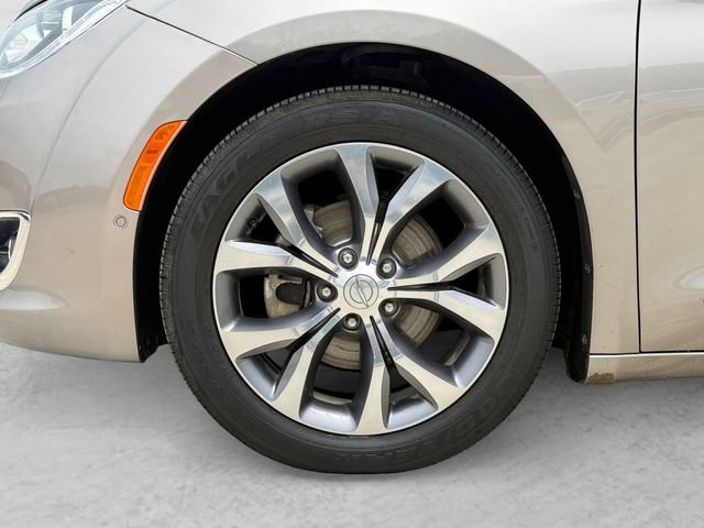 Used 2018 Chrysler Pacifica Limited w/ Tire & Wheel Group FWD image 24