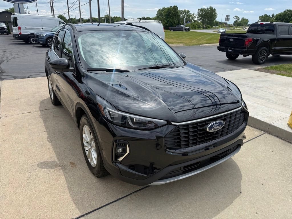 Certified 2023 Ford Escape Platinum w/ Premium Technology Package AWD/4WD image 3