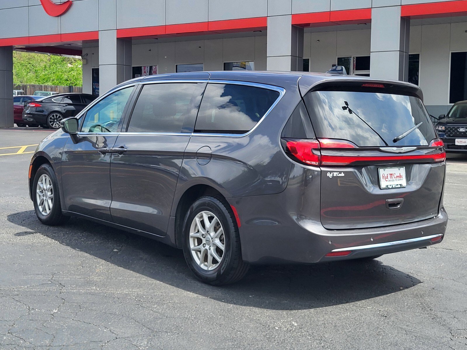 Used 2023 Chrysler Pacifica Touring-L FWD image 6